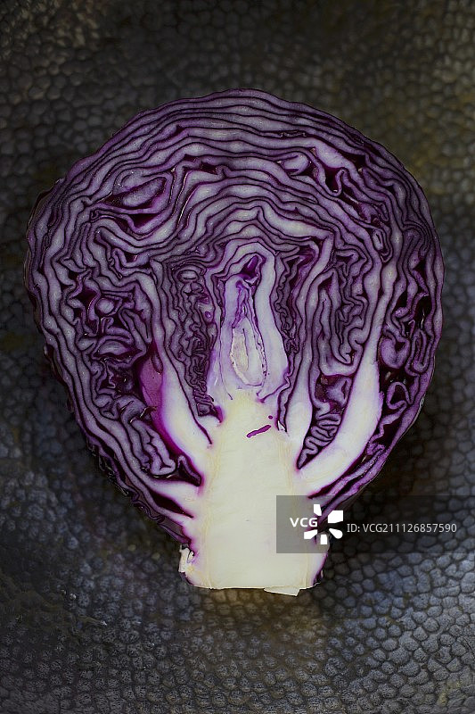 手工金属碗里的半个红色卷心菜图片素材