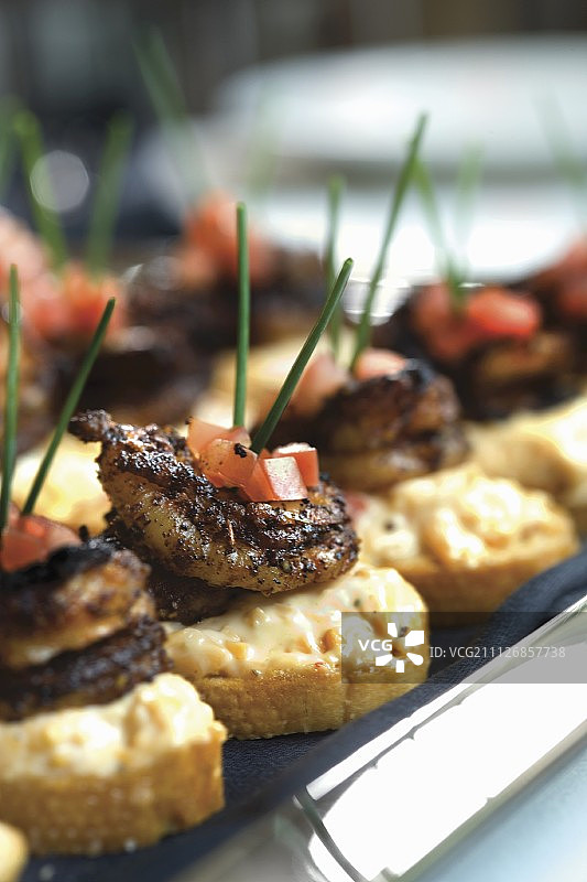 卡津风味烤虾搭配自制皮门托奶酪面包片图片素材