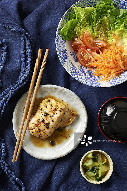 豆豉酱油蒸白鱼配味增沙拉和腌黄瓜图片素材