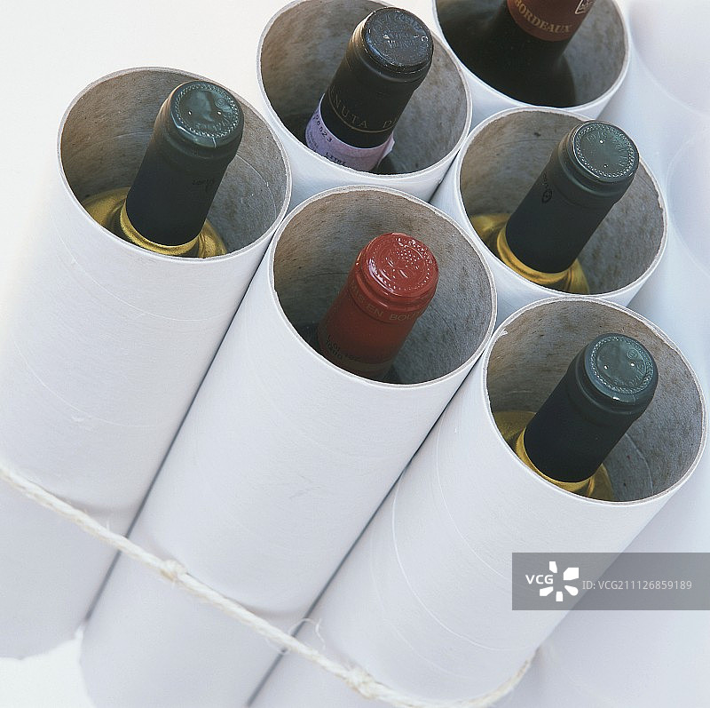 葡萄酒架上的葡萄酒瓶图片素材