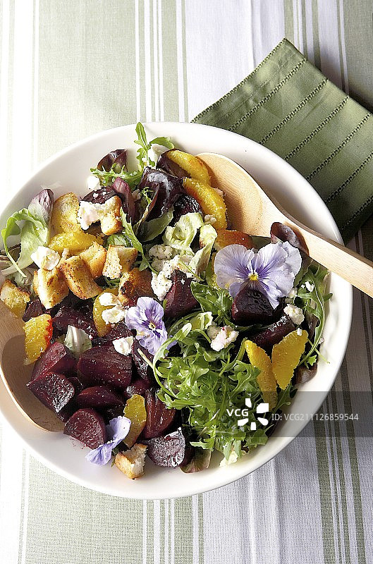 甜菜根沙拉配橙子片和山羊奶酪图片素材