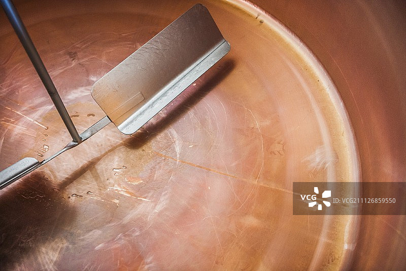 奶酪厂用于制作奶酪的铜制大桶图片素材