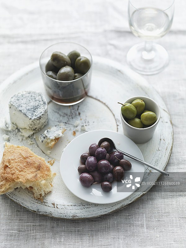 各种橄榄、山羊奶酪和薄饼图片素材