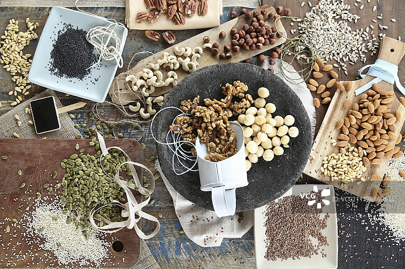 适合纯素饮食的不同坚果、种子和谷物的摆放图片素材