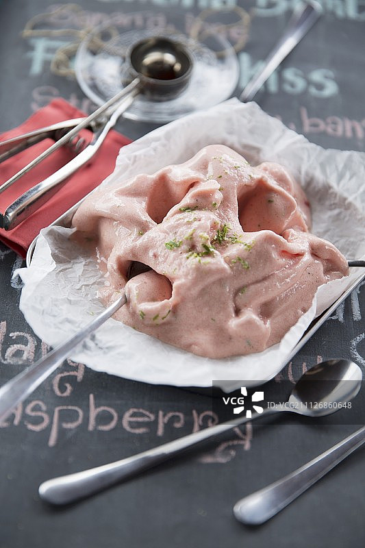 纸上的纯素西瓜酸橙冰沙图片素材