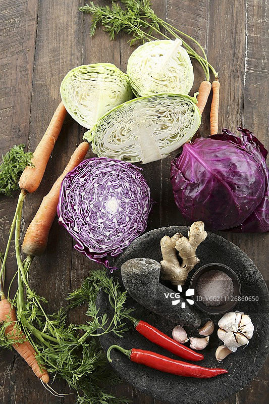 冬季蔬菜与香料研钵组合静物图片素材