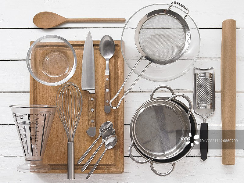 制作米拉贝尔李子馅饼的厨房用具图片素材