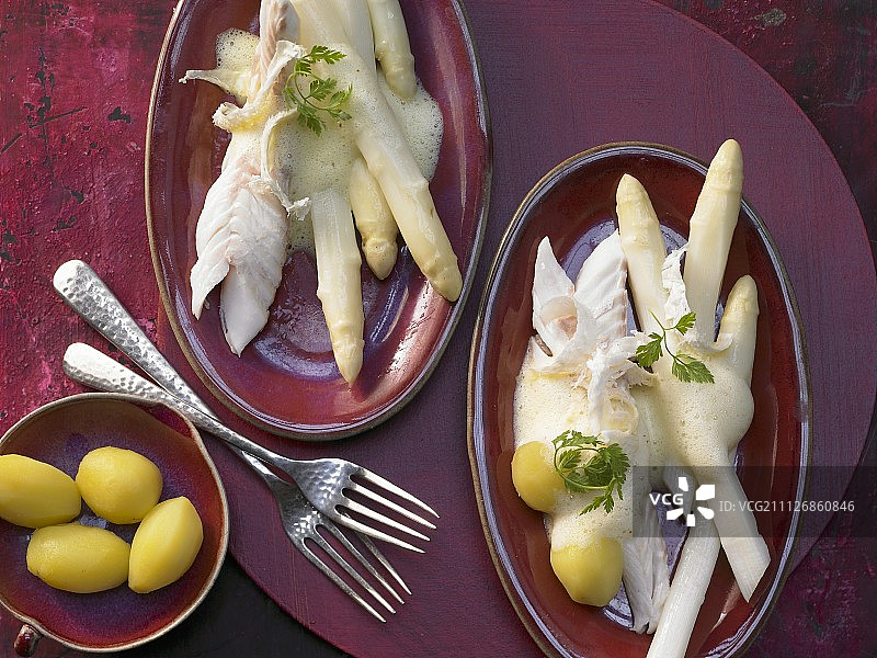 盐壳梭鲈配辣根沙巴雍和白芦笋图片素材