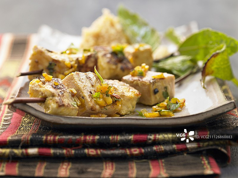 剑鱼、泥鳅和摩洛哥风味香料烤鱼串图片素材