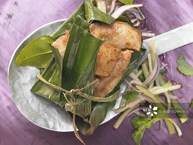 香蕉叶蒸鲬鱼片配青木瓜沙拉图片素材