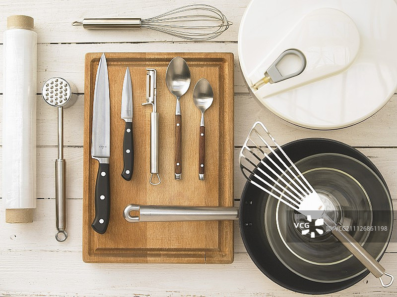 用厨房用具烹饪烤鸡胸肉沙拉图片素材