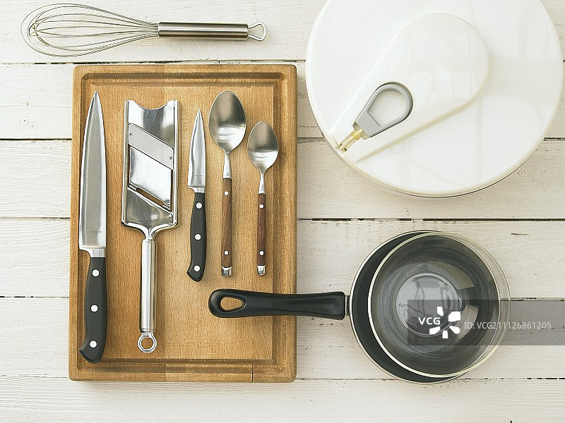 蔬菜沙拉及羊奶酪制作的厨房用具图片素材