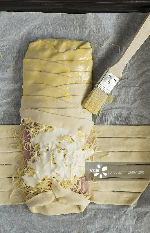 未烘烤的火腿奶酪酥皮图片素材