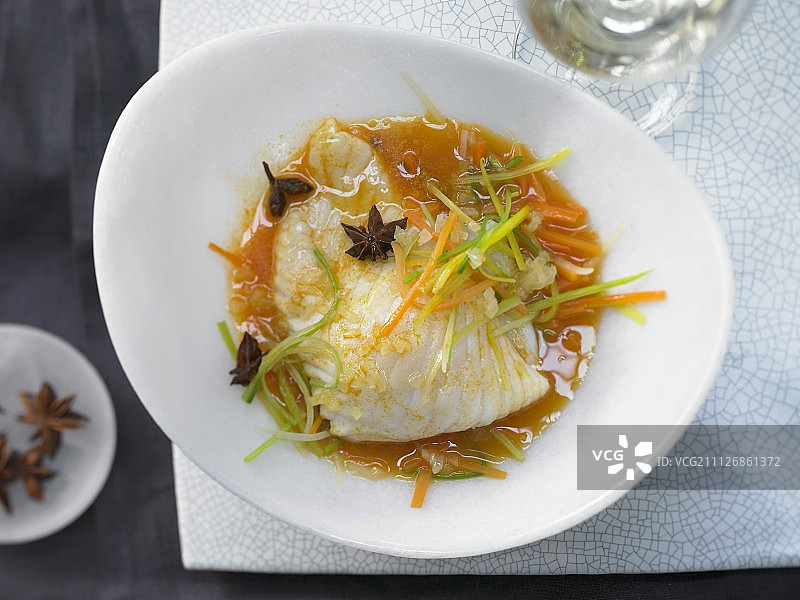清蒸狼鱼片配蔬菜丝及胡萝卜橙汁八角酱图片素材