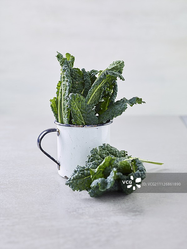 搪瓷杯内外的卷心菜图片素材