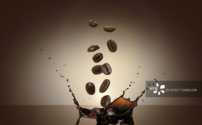 咖啡豆落入咖啡中图片素材