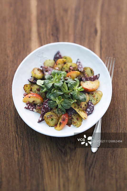 天堂与大地：羊羔生菜图片素材