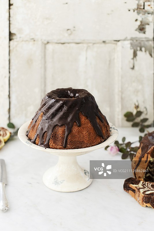 蛋糕架上的巧克力釉古格霍普夫蛋糕图片素材