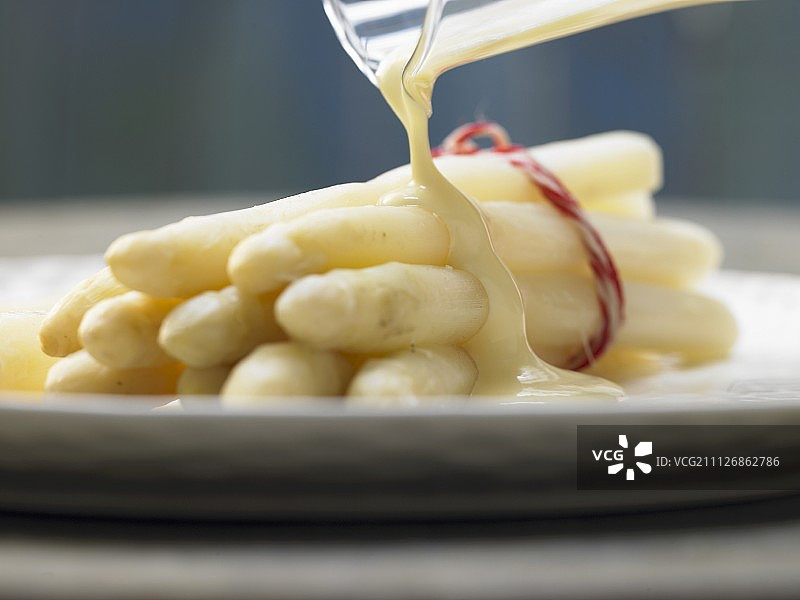 低脂荷兰酱汁佐白芦笋图片素材