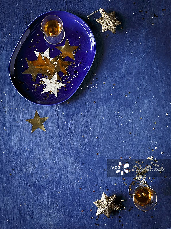 圣诞静物：星星装饰和利口酒杯图片素材