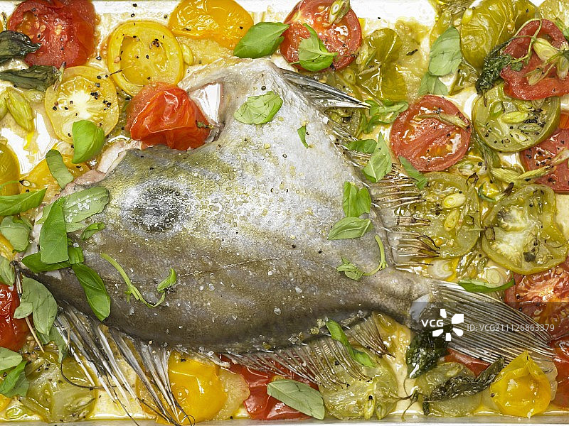 烤多莉鱼配番茄图片素材