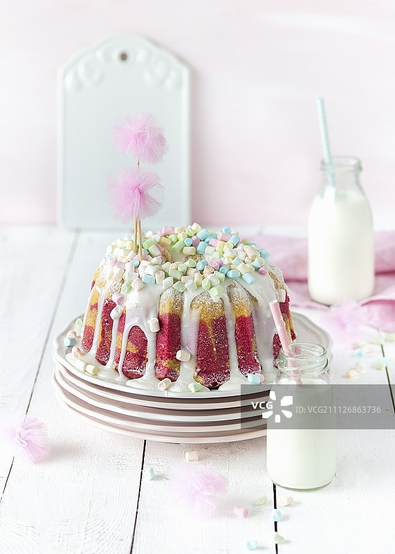 生日派对用覆盆子大理石咕咕霍夫蛋糕与棉花糖图片素材