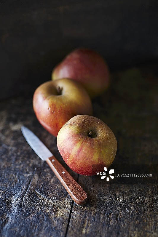 三个博斯科普苹果和一把水果刀图片素材