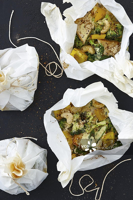 羊皮纸中的豆腐配椰子、酸橙和蒸粗麦粉图片素材