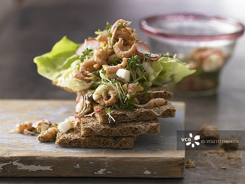 萝卜鸡蛋水芹蟹肉沙拉脆面包图片素材