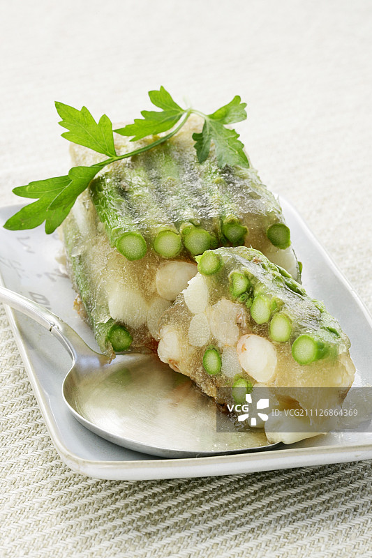 芦笋鲜虾冻配欧芹图片素材