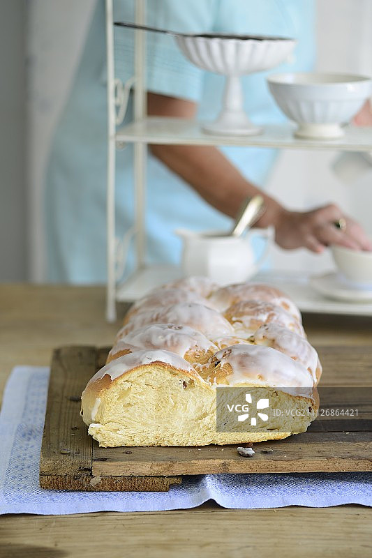 带有糖釉的甜酵母面包图片素材