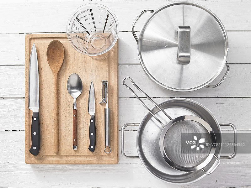 各式厨房用具：锅具、滤网、量杯、刀具、勺子图片素材