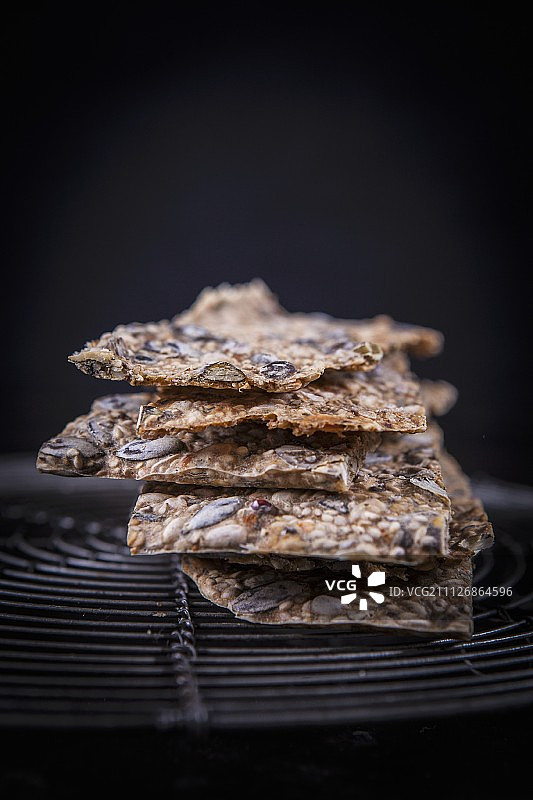 含葵花籽、南瓜籽、芝麻、斯佩尔特面粉和扎atar的香脆面包图片素材