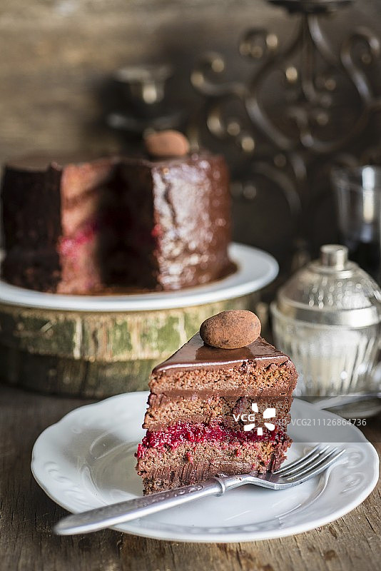 樱桃果酱馅巧克力松露蛋糕图片素材