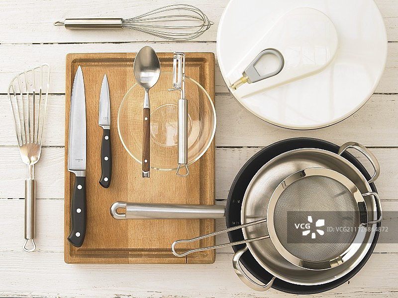 制作鸡肉蔬菜沙拉的厨房用具图片素材