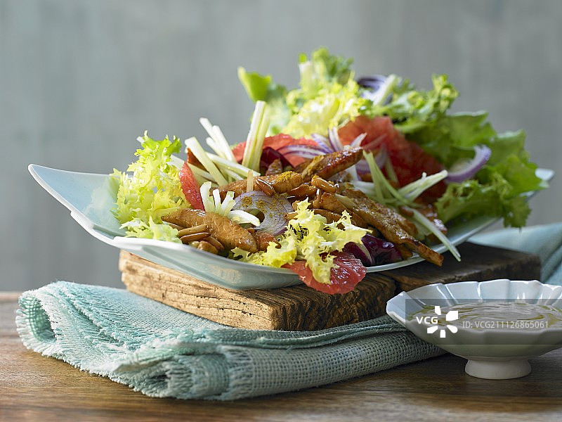 松子西柚酱火鸡肉沙拉图片素材