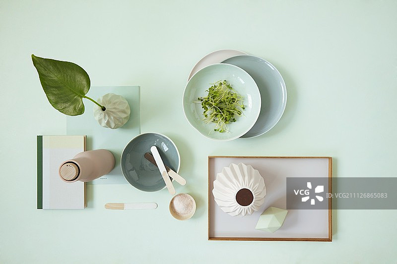 餐桌摆设：花瓶、餐具和芥末菜托盘图片素材