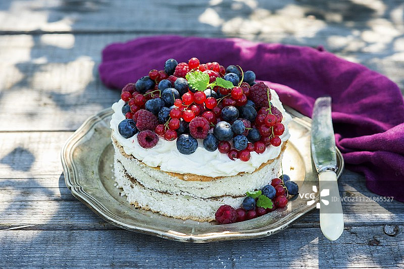 奶油奶酪新鲜浆果蛋糕图片素材