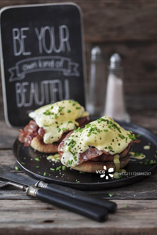 黑色盘子上的班尼迪克蛋图片素材