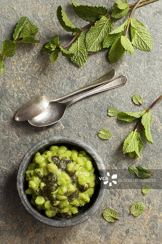 豌豆泥薄荷酱配新鲜薄荷图片素材