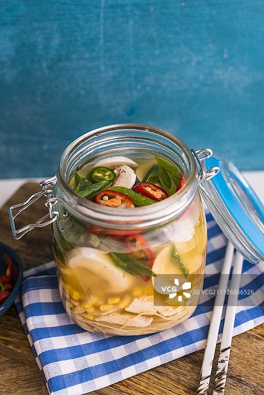 罐装鸡肉面条汤图片素材