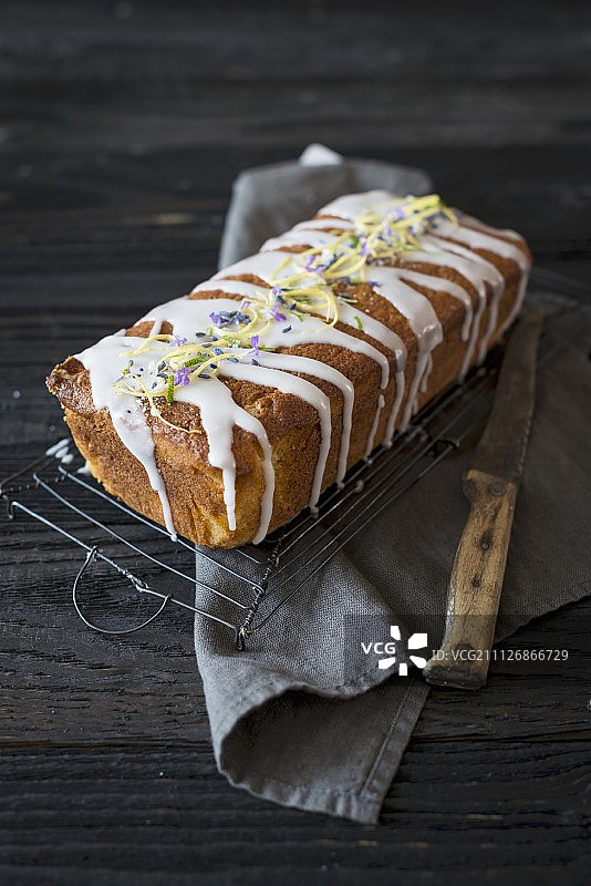 冷却架上的柠檬面包图片素材