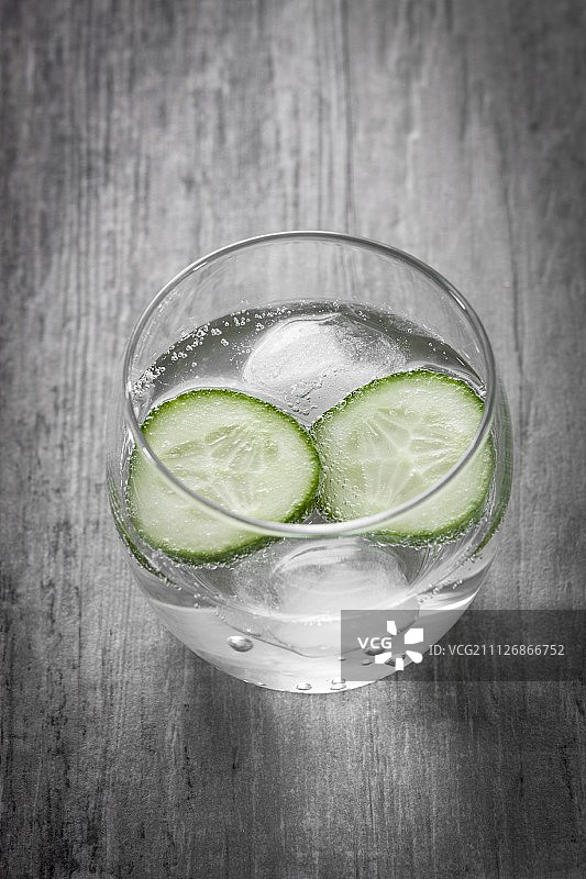 一杯含有黄瓜片和冰块的水图片素材