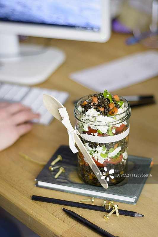 办公室玻璃罐装胡萝卜番茄羊乳酪扁豆沙拉图片素材