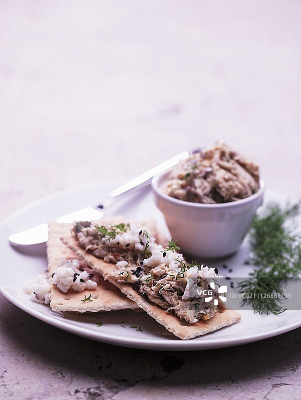 金枪鱼脆面包片图片素材