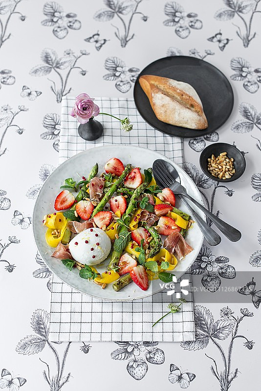 草莓芒果芦笋沙拉图片素材