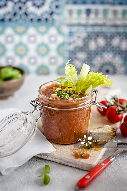 配芹菜的番茄冷汤，罐装图片素材