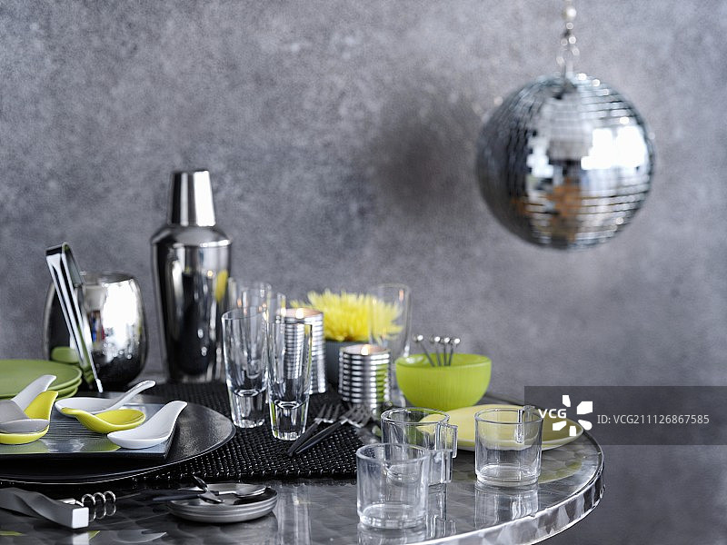 派对用的各种吧台用具、玻璃杯和餐具图片素材