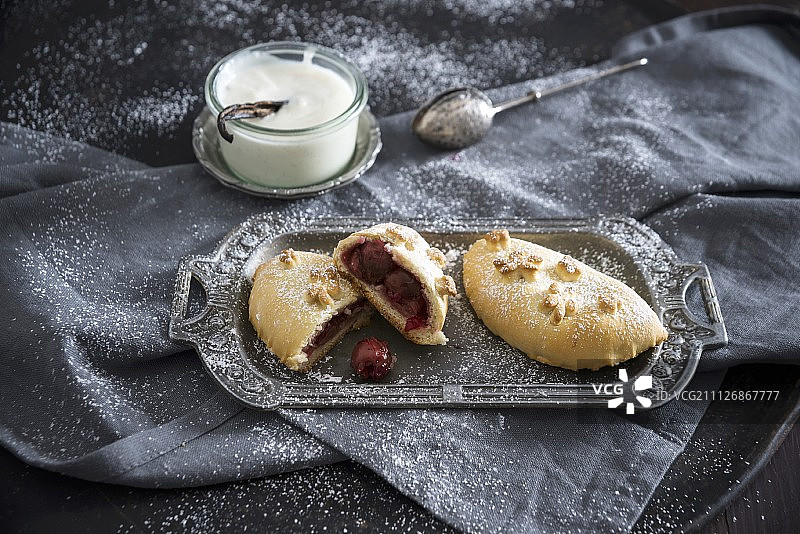 含酸樱桃和香草酱的纯素酵母糕点图片素材