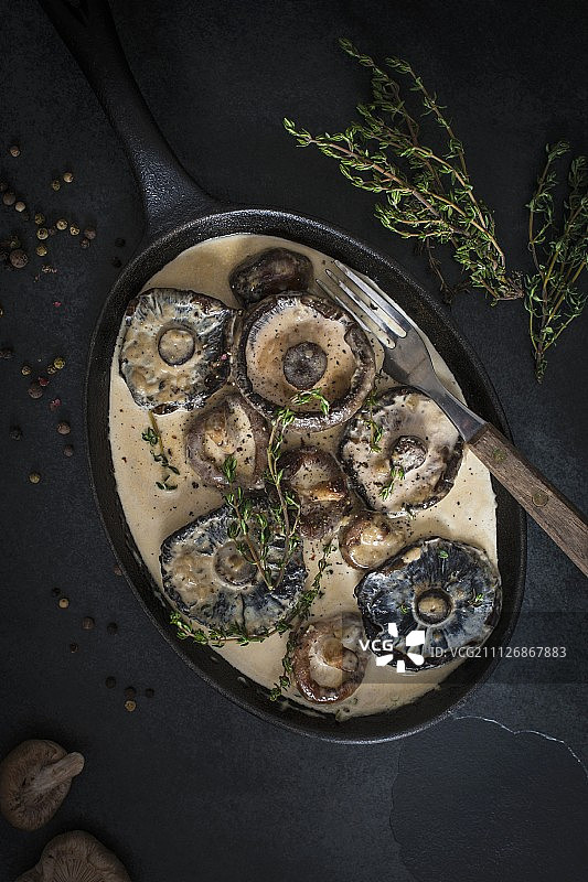 奶油蒜蓉香草胡椒蘑菇图片素材